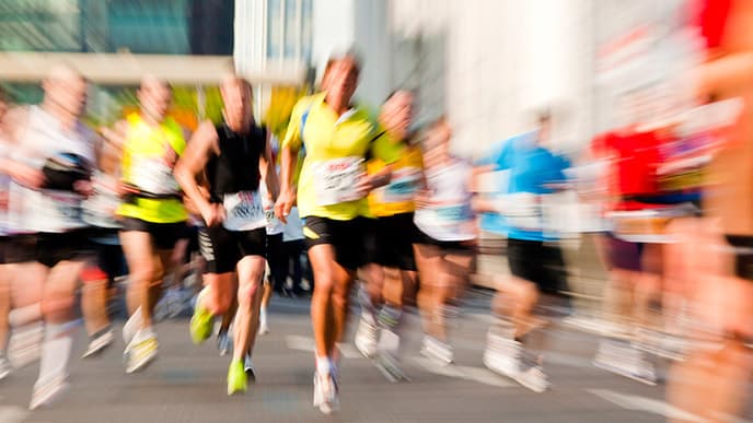 marathon runners with a blurry background